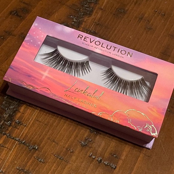 Revolution Eyelashes - Picture 2 of 3